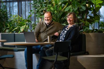 Marlies Kok en Michel Handgraaf zitten aan een tafel