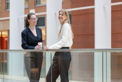 Tzivya en Jasmijn staan lachend op de foto