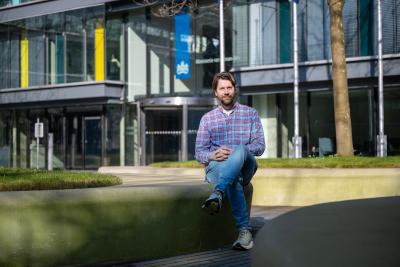 Foto van Job Harms die buiten zit voor het Ministerie van Financien