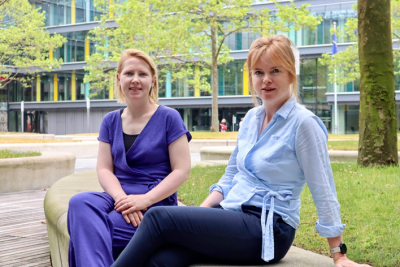 Suzanne en Vera zitten op een bankje voor het ministerie