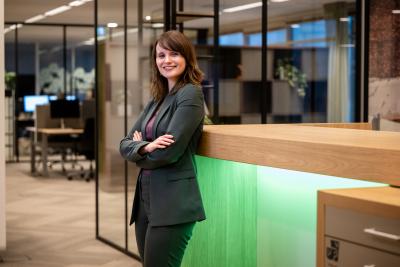 Maureen Kuit staat in een kantoor