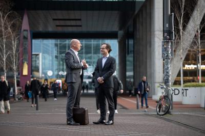 Erik Bezem en Kees van der Burg staan buiten te praten