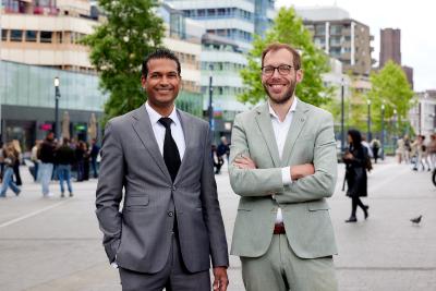 Vikash Rambaran en Ben Oldenhof buiten op straat