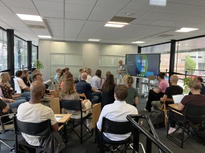 Bijeenkomst met ontwerpers en gedragsdeskundigen in een vergaderzaal