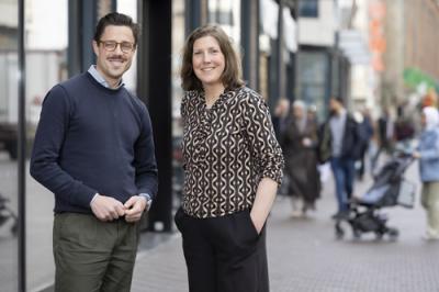 Martijn van der Wurff en Erlijn Wenink staan in een winkelstraat