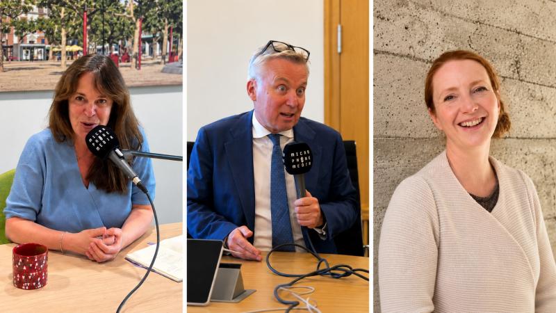 Twee sprekers tijdens de podcast opnames en een portret van de derde spreker