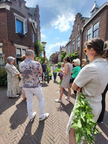 Foto van mensen op straat in de Schilderswijk in Den Haag