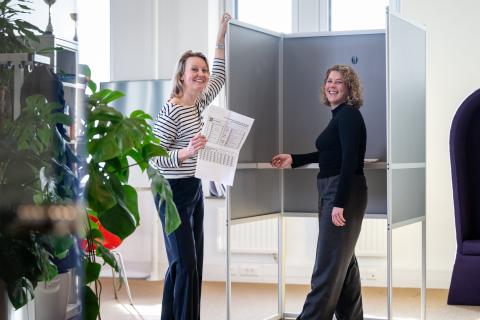 Eveline van Dijck en Mayella Deelstra kijken lachend naar de camera.jpg