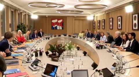 De ministerraad vergadert sinds augustus 2025 in een nieuwe zaal. Door de renovatie van het Binnenhof moesten de ministers de traditionele Trêveszaal verlaten. Eerst gingen ze tijdelijk naar het Catshuis. Nu is er een compleet nieuwe zaal gebouwd in het tijdelijke ministerie van Algemene Zaken.