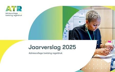 Omslag jaarverslag ATR 2025 vrouw leest aan een bureau