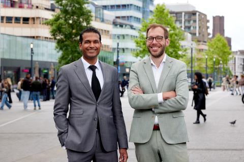 Vikash Rambaran en Ben Oldenhof buiten op straat